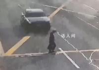 警方通报82岁行人横穿马路被撞飞 事故正在进一步调查处理中