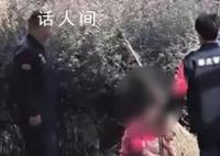 老人遛狗不牵绳被查抱狗痛哭 不愿配合