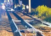 火车撞人致2死 记录仪拍下现场