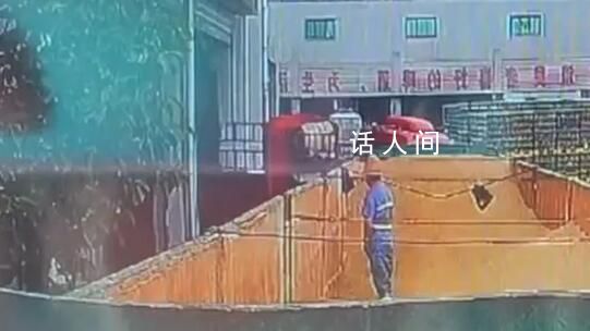 青岛啤酒工人被曝在原料仓小便 目前局里已经安排工作人员前往现场调查此事