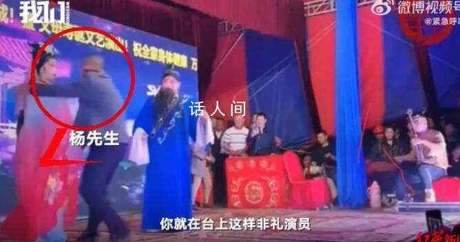 警方:两男子强抱花鼓戏女演员被拘