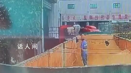 青岛啤酒回应工人在原料仓小便 警方也已介入调查