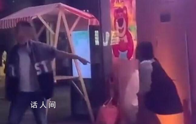 怀疑妻子出轨 男子当街踢踹女方