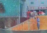 青岛啤酒工人被曝在原料仓小便 目前局里已经安排工作人员前往现场调查此事