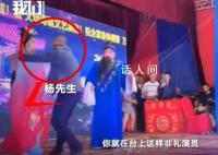 警方:两男子强抱花鼓戏女演员被拘
