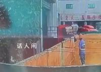 青岛啤酒回应工人在原料仓小便 警方也已介入调查