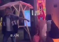 怀疑妻子出轨 男子当街踢踹女方