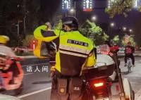 姑娘给了送外卖的骑警两个橘子 暖心骑警遇上暖心顾客
