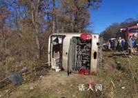 中国大巴在俄侧翻 司机涉嫌超速被抓