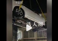 女子花800元把车吊到楼顶防泡水 吊上去总比泡水好