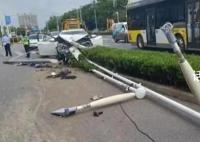 车主质疑交警指派拖车:几公里收800