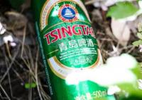 青岛啤酒涉事工厂曾被称为智慧工厂 有工人在原料仓小便