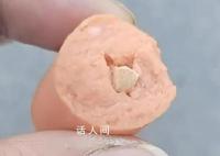 男子发现小区草坪被投放毒火腿 目前已经报警
