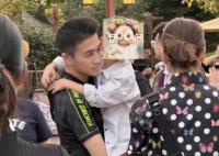 奚梦瑶一家迪士尼被偶遇 带着一双儿女现身迪士尼