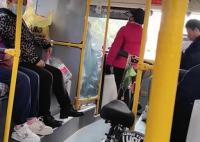 女子带电动车上公交遭拒打电话找人 公交车上不允许电动车上车