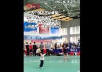 萌娃打羽毛球每一拍都从容应对 令人惊叹