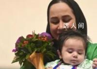 运动员抱3个月大宝宝一同领奖 萨雷赫·贾万马尔迪以233环的总成绩获得银牌