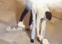 宠物店前雕塑狗遭人打砸 店主气炸