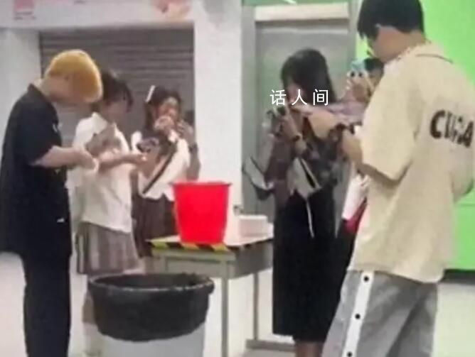 广州地铁禁止万圣节惊悚妆容 装扮惊悚的乘客被要求卸妆上车