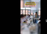 毕业生穿校服回母校悄悄看老师 老师认出后满脸惊喜
