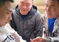 消防员为救人受伤智力回到3岁时 战友们看他的时候都在强忍泪水