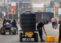 供水系统崩溃 加沙人被迫喝脏水