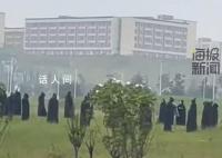 学校回应黑衣人操场围圈:系上课