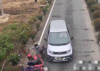 男子开车看手机撞到骑车老妈 警方对其进行批评教育