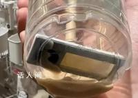瑞幸咖啡喝出员工工牌 牌子上的名字已经被自己喝掉了