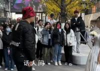女生穿婚纱当街求婚却遭男友婉拒 我愿意但是现在不行