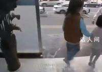 9岁女孩捡到4岁萌娃手拉手找警察 意外地成为了一名4岁小朋友的保护神