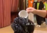 女子被组员轮流用水淋头 公司回应
