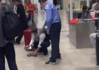 农民工车站内把禁带工具砸烂 目击者：工作人员也是按章办事