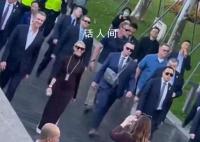 网友外滩偶遇美国加州州长夫妇 州长夫人珍妮弗·西贝尔·纽森因为强大的气场而出圈
