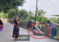 大妈健身拉断石栏杆 官方:用力不当