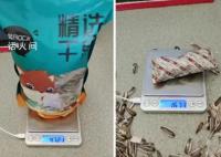 买家曝500克瓜子干燥剂重151克 短斤少两了近40%