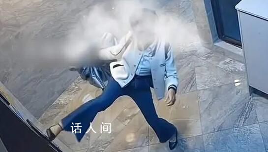 女子坐电梯用脚“按”键 引发了网友的热烈讨论