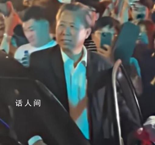 司机大伯被误认为cos余华 大伯见此情形一脸懵地站在原地