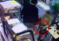 女孩在便利店突遭外籍男子泼剩饭 目前正在处理此事