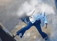 女子坐电梯用脚“按”键 引发了网友的热烈讨论