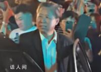 司机大伯被误认为cos余华 大伯见此情形一脸懵地站在原地