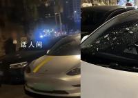 车停路边疑挡人行道 大爷怒泼泔水