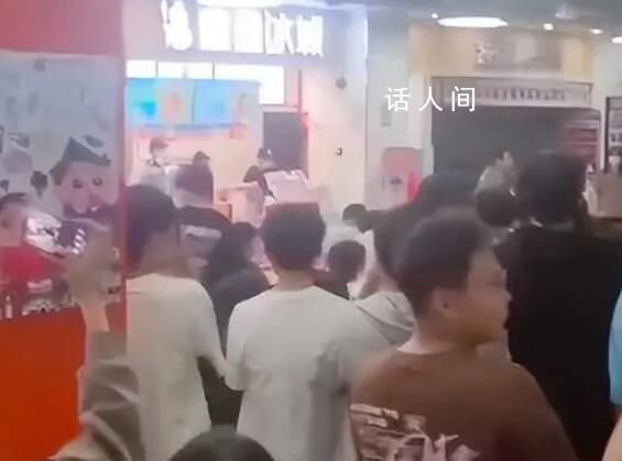 学生吐槽蜜雪店主3岁儿子掀女生裙子 校方：已停业