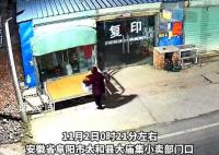 老人深夜将女婴遗弃在小卖部门口 孩子出生不满十小时