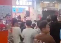 学生吐槽蜜雪店主3岁儿子掀女生裙子 校方：已停业
