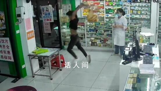 男子在药店和街头暴打女子 二人是情侣关系