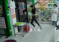 男子在药店和街头暴打女子 二人是情侣关系