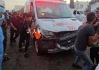 加沙孩子被迫喝平时驴都不喝的水 以军空袭加沙一辆救护车