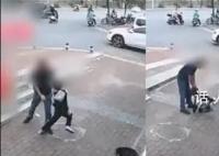 小男孩被午托班男老师当街追打 甚至一脚把孩子踢跪在地