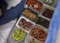 硬卧车厢吃饭吃出满汉全席的气势 菜品很丰盛